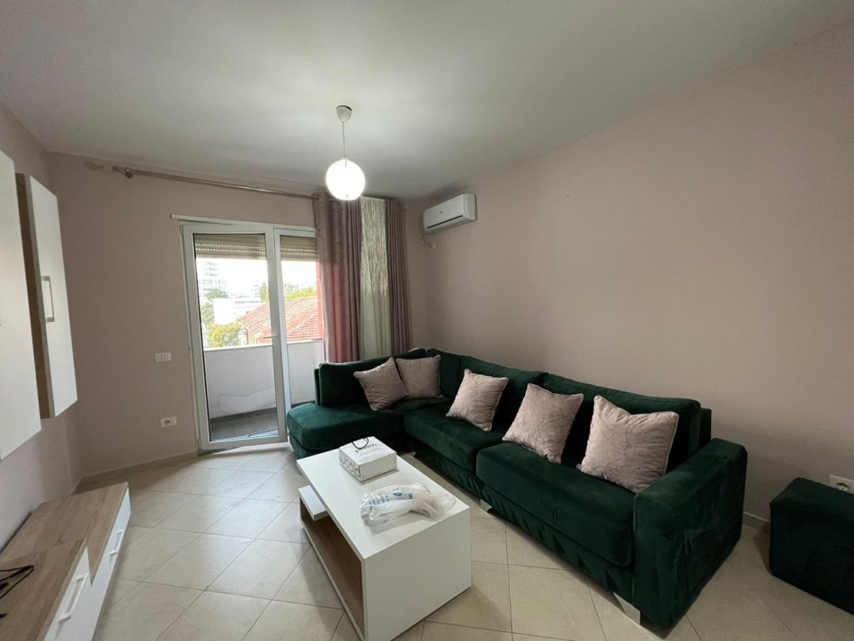 Tirane, jepet me qera 2+1 Kati 3, 80 m² 650 € (rruga 5 maji)