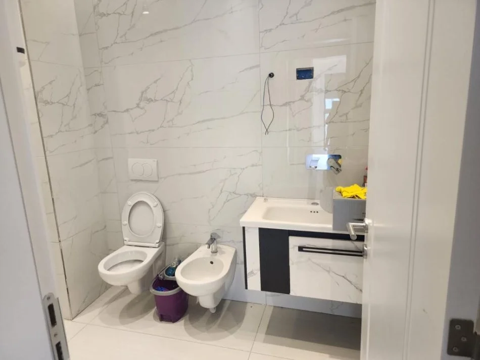 Tirane, jepet me qera apartament 2+1 bosh + parkim Kati 6, 92 m² 500 € (STACIONI I TRENIT)