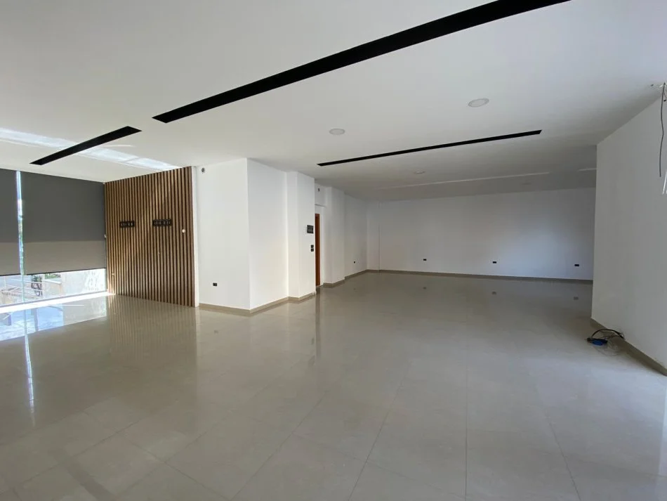 jepet me qera dyqan 200m2 kati 1 astir , 1.000 €