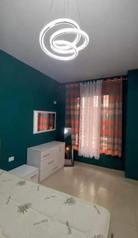 jepet me qera , 400 €