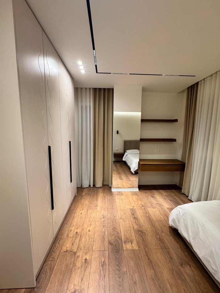 Tirane, jepet me qera apartament 2+1+Ballkon Kati 4, 56 m² 900 €