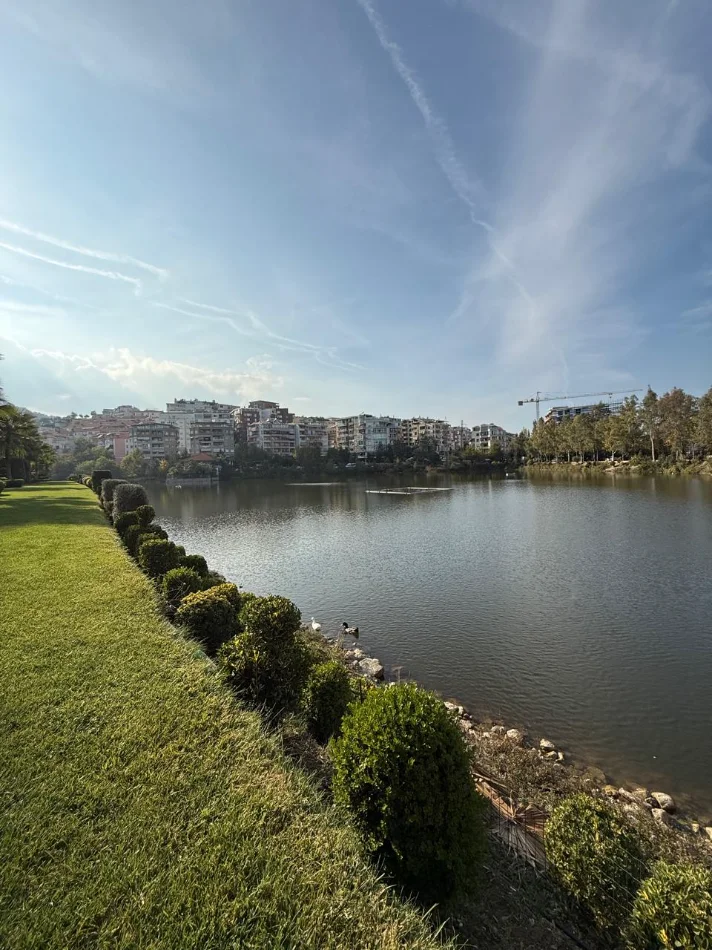 Tirane, shitet apartament 4+1 , 209 m² (liqeni thate)