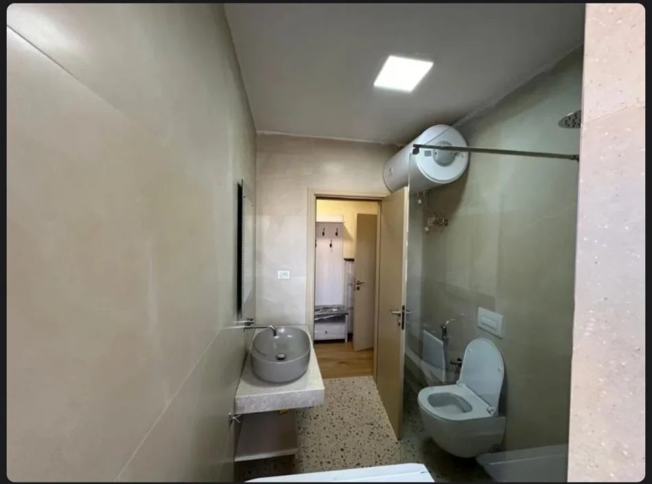 Shqiperi, jepet me qera garsonier 1+1 Kati 2, 40 m² 400 € (Zonja Curre)