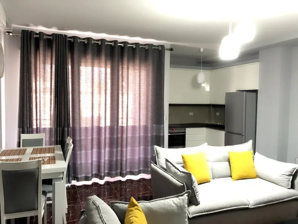 Tirane, jepet me qera apartament 1+1+Ballkon Kati 1, 65 m² 700 € (21 Dhjetori)