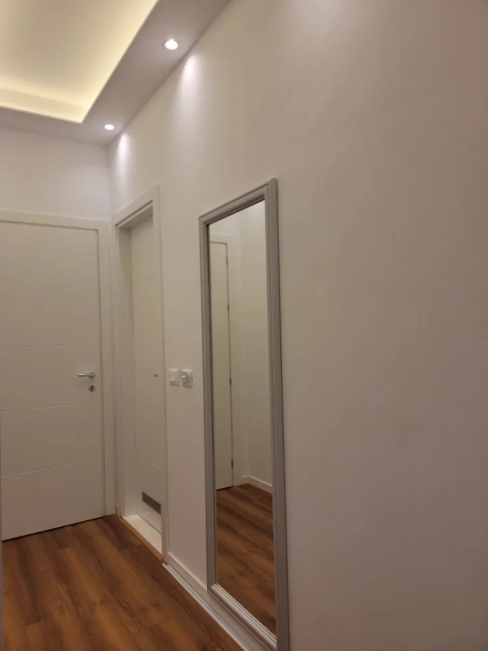 Tirane, jepet me qera apartament 1+1+Ballkon Kati 1, 55 m² 550 € (Rruga e Durresit)