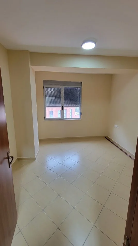 Tirane, jepet me qera apartament 1+1 Kati 4, 400 € (Kompleksi halili)