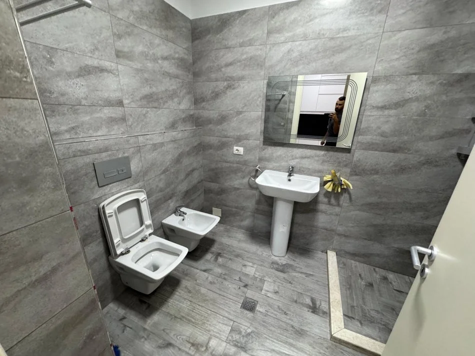 Tirane, jepet me qera apartament 1+1 Kati 2, 59 m² 600 € (Prokuroria e tiranes)