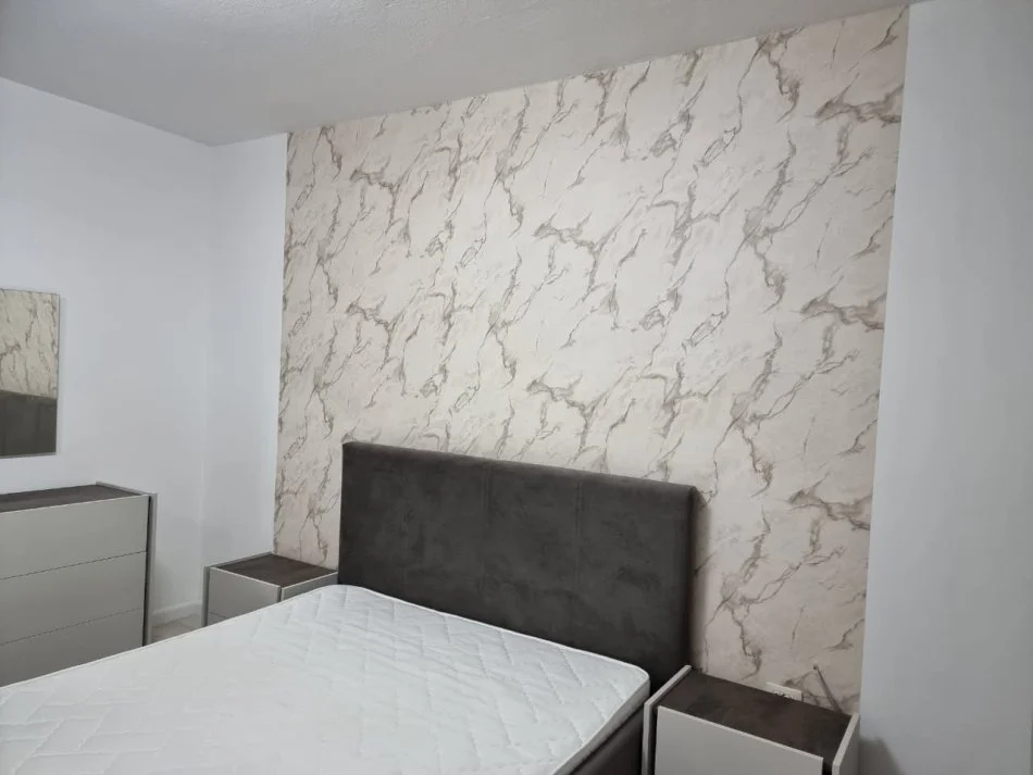 Tirane, jepet me qera apartament 1+1+Ballkon Kati 3, 63 m² 680 € (Komuna e parisit)