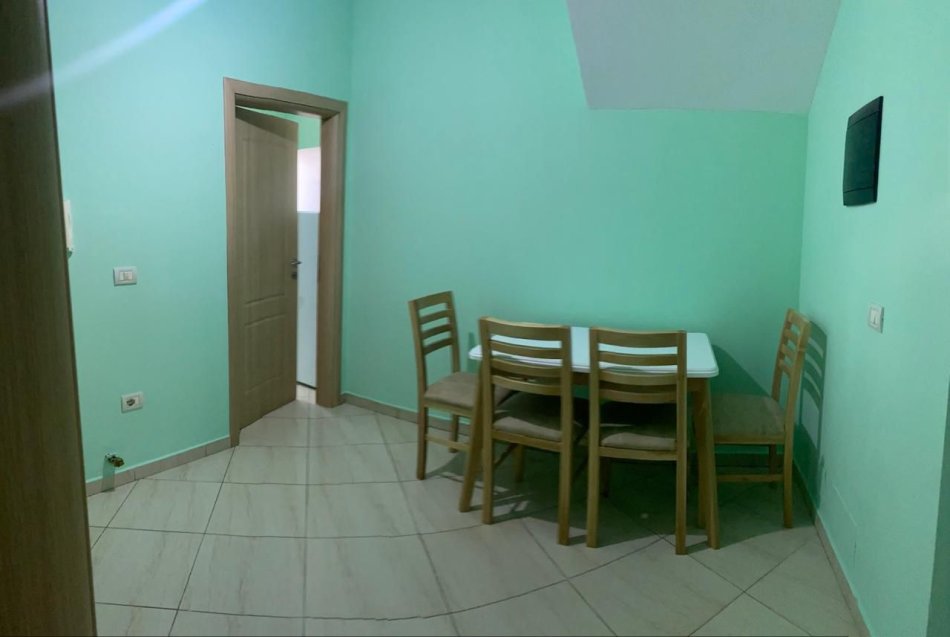 Tirane, jepet me qera shtepi 2+1+Ballkon Kati 1, 100 m² 400 € (rruga Kristaq Capo)