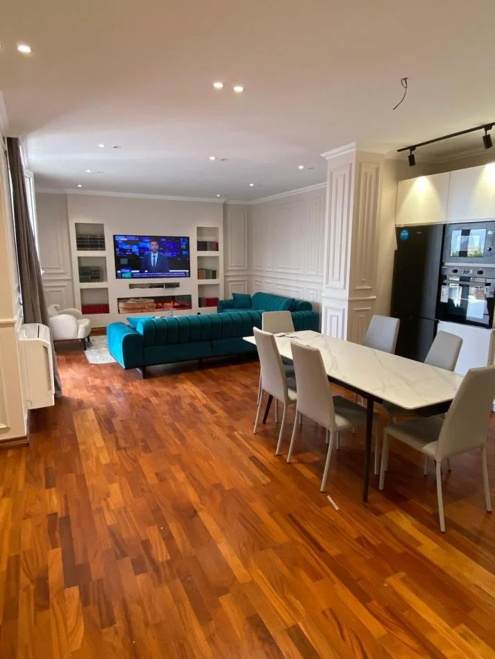 Tirane, jepet me qera apartament 2+1 Kati 10, 240 m² 1.500 € 