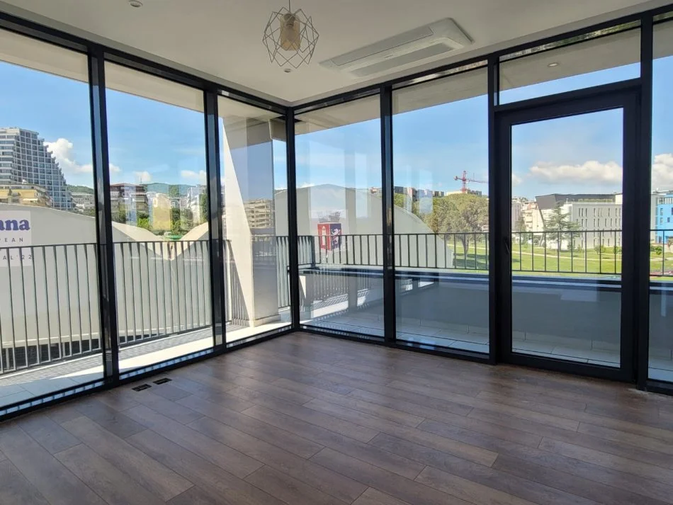 Tirane, jepet me qera ambjent biznesi , 131 m² 1.400 € (Lake View)