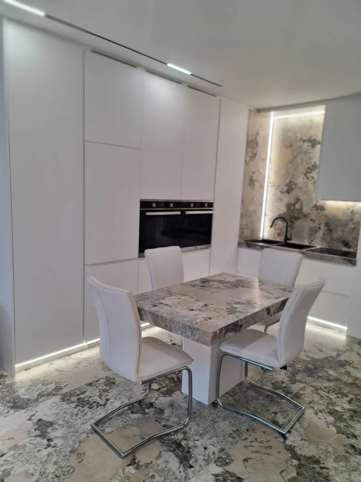 Tirane, jepet me qera apartament 1+1+Ballkon Kati 2, 80 m² 1.200 € (Liqeni i thate)