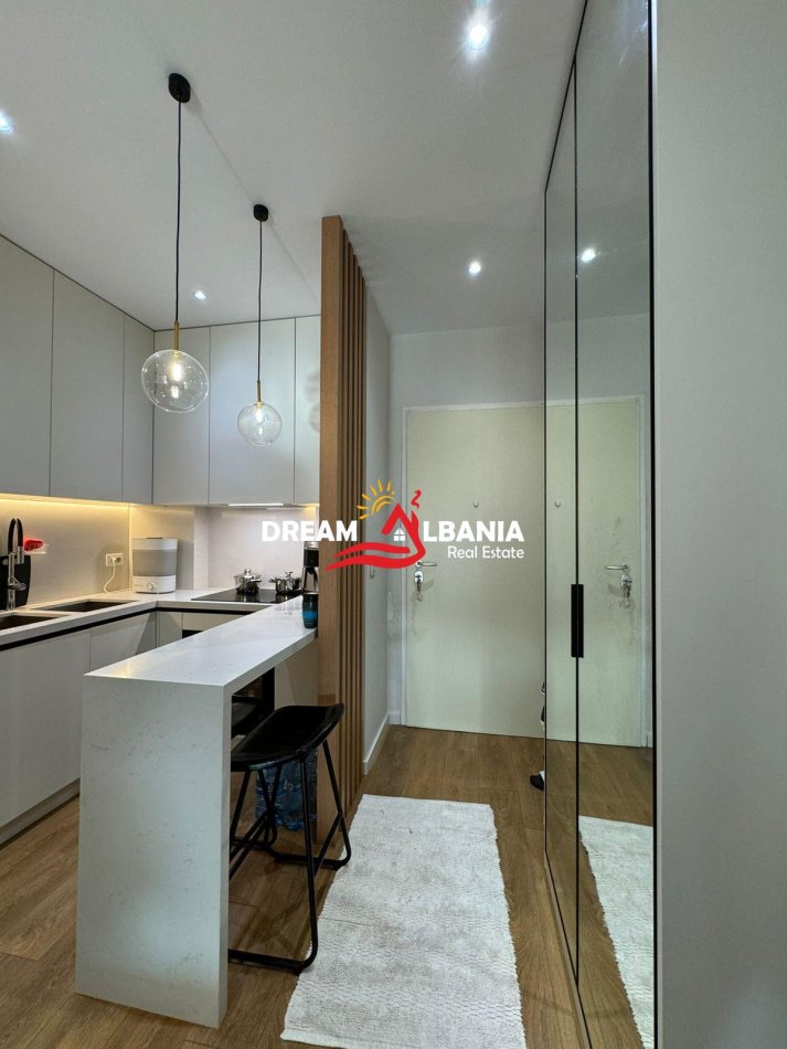 Tirane, jepet me qera apartament 1+1 , 75 m² 650 € (ish parku)