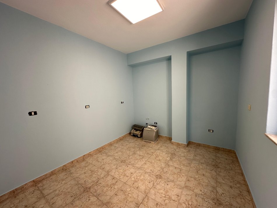 Tirane, jepet me qera zyre Kati 3, 126 m² 700 € (Pazari i Ri)