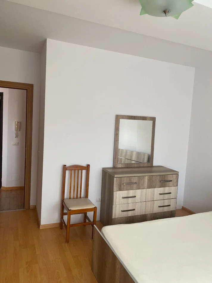 Tirane, jepet me qera apartament 1+1 Kati 6, 65 m² 500 € (Xhamllik ,Rruga Xhanfize Keko)