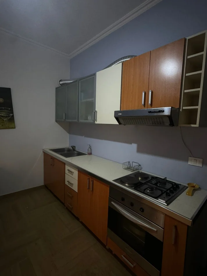 Tirane, jepet me qera apartament 3+1 Kati 2, 160 m² 400 € 