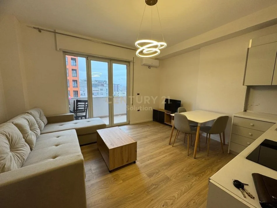 Tirane, jepet me qera apartament 1+1+Ballkon Kati 5, 70 m² 650 € (Komuna e Parisit, pranë Kompleksit Dinamo)