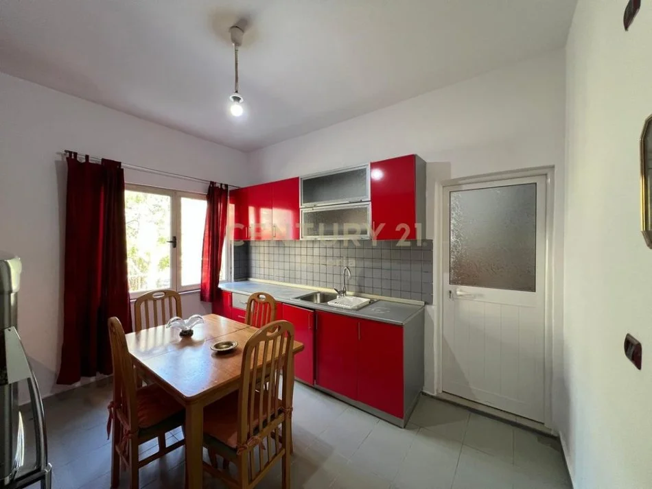 Tirane, jepet me qera apartament 2+1+Ballkon Kati 2, 90 m² 430 € (Prane fakultetit te ekonomise, Tirane)