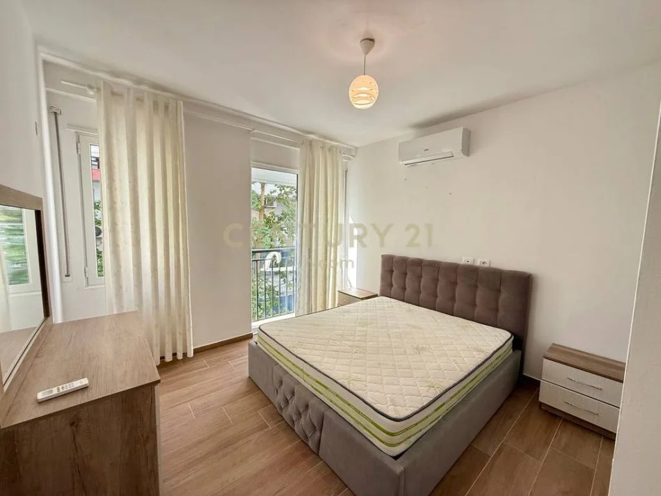 Tirane, jepet me qera apartament 1+1+Ballkon Kati 2, 70 m² 650 € (Selvia, Tiranë)