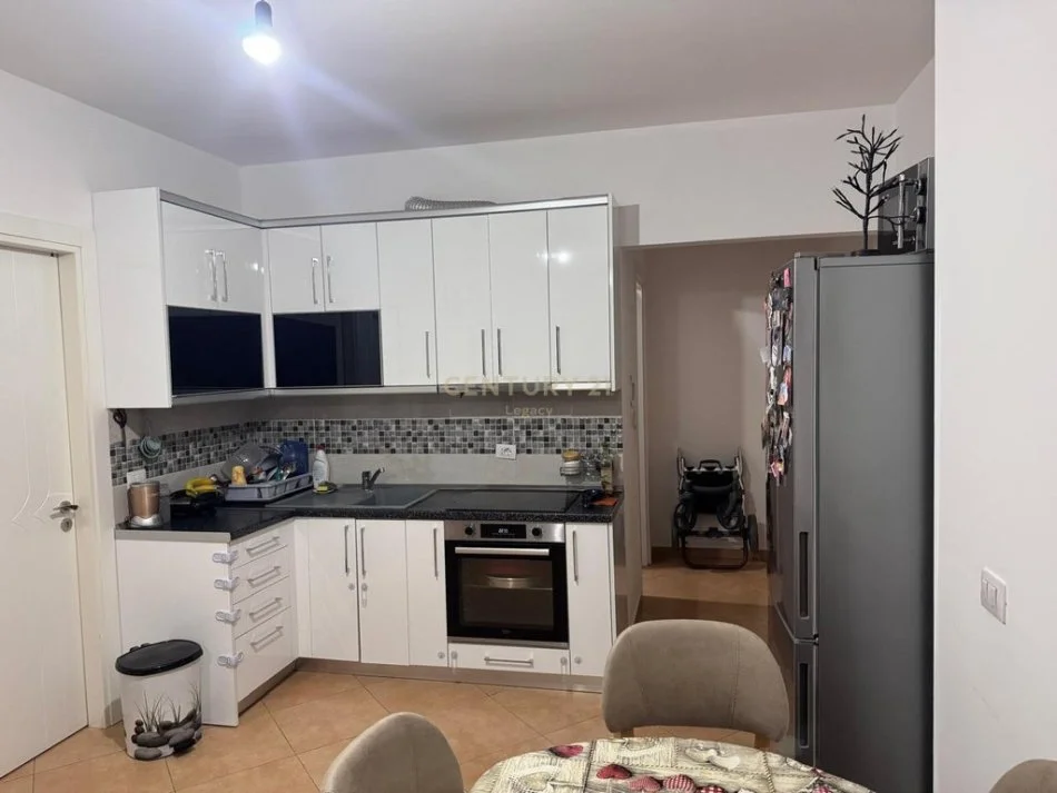Tirane, jepet me qera apartament 2+1+Ballkon Kati 4, 76 m² 400 € (Fresku, pranë Ana Market, Tiranë)