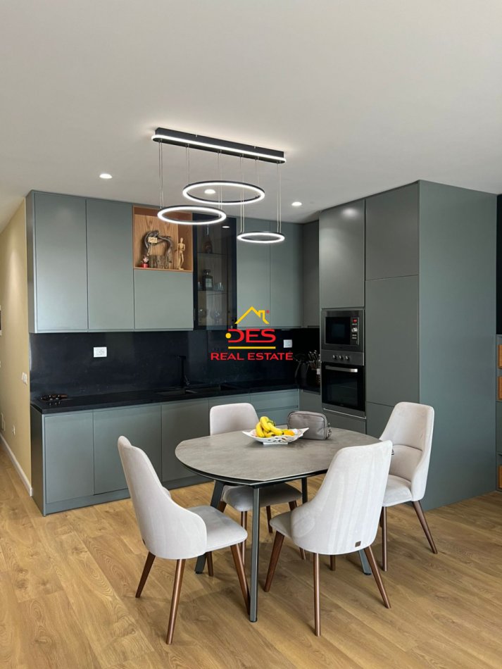 Vlore, jepet me qera apartament 2+1+Ballkon Kati 9, 109 m² 600 € (Rruga Fiqirete Musta)