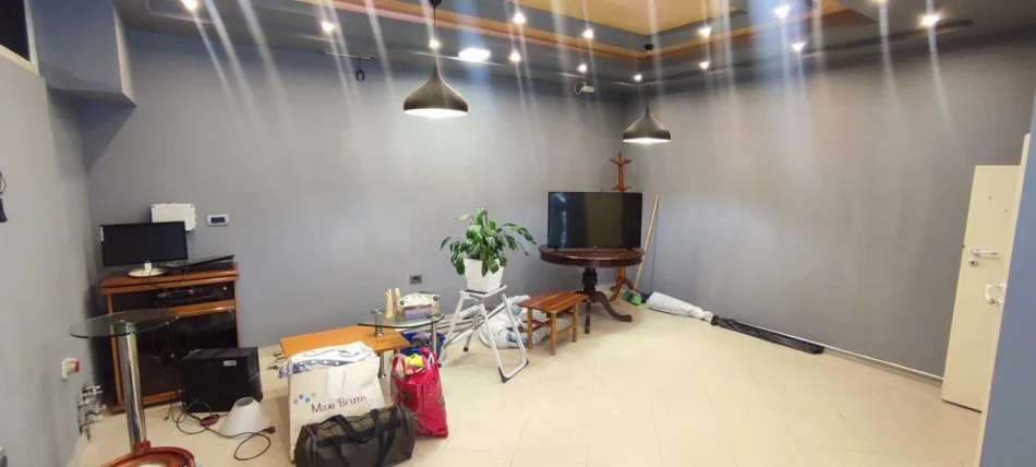 Tirane, jepet me qera zyre Kati 0, 30 m² 500 € (Pallati me Shigjeta)