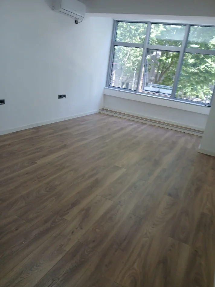 Tirane, jepet me qera ambjent biznesi Kati 2, 85 m² 800 € (21 Dhjetori)