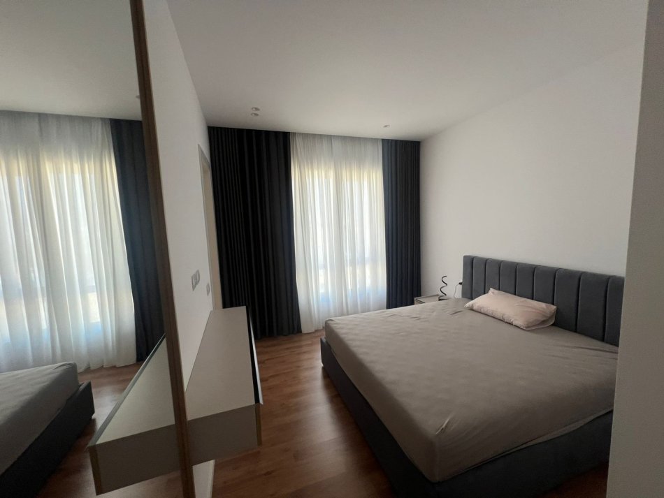 Tirane, jepet me qera apartament 3+1+Ballkon Kati 7, 134 m² 2.100 € (Rruga Faik Konica)