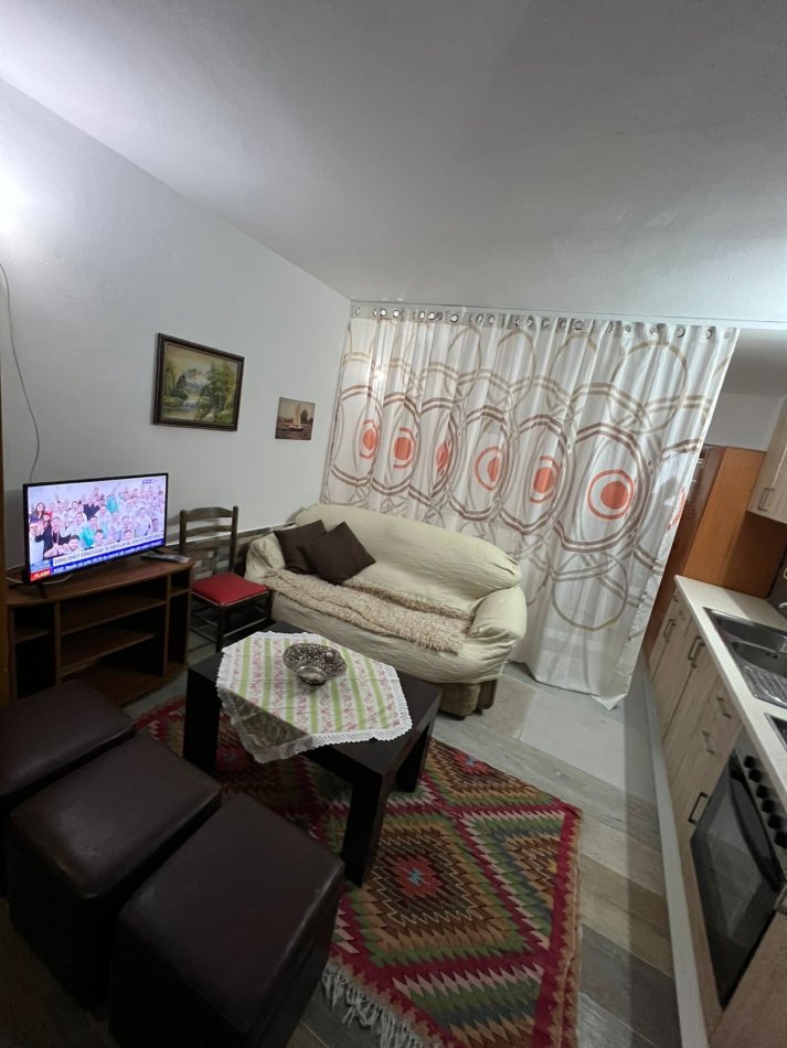 Tirane, jap me qera garsonier 1+1 Kati 1, 200 € (Sander Bruzi)