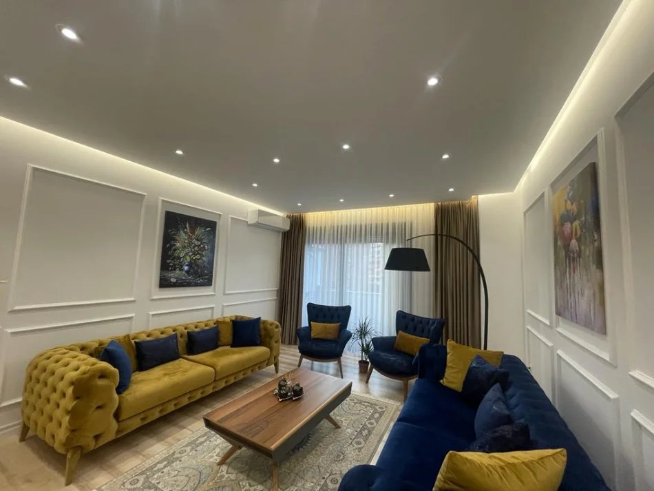 Tirane, jepet me qera apartament 3+1+Ballkon Kati 6, 163 m² 2.500 € (Qender)