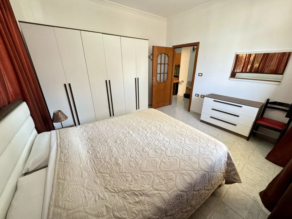 Tirane, jepet me qera apartament 2+1+Ballkon Kati 2, 100 m² 550 € (Rruga e Durresit)