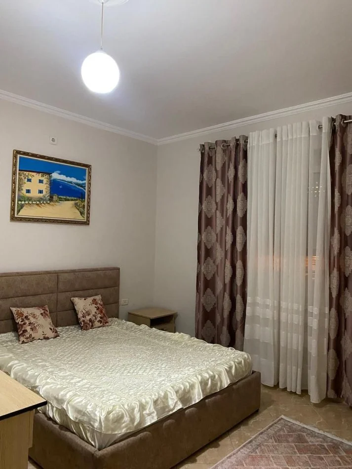 Tirane, jepet me qera apartament 1+1+Ballkon Kati 2, 78 m² 400 € (Vellezerit Kondi)