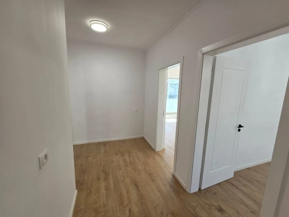 Shitet Apartment Te Rr Bardhyl Në Rr Kryesore Afër Spitaleve sipërfaqja 77m²