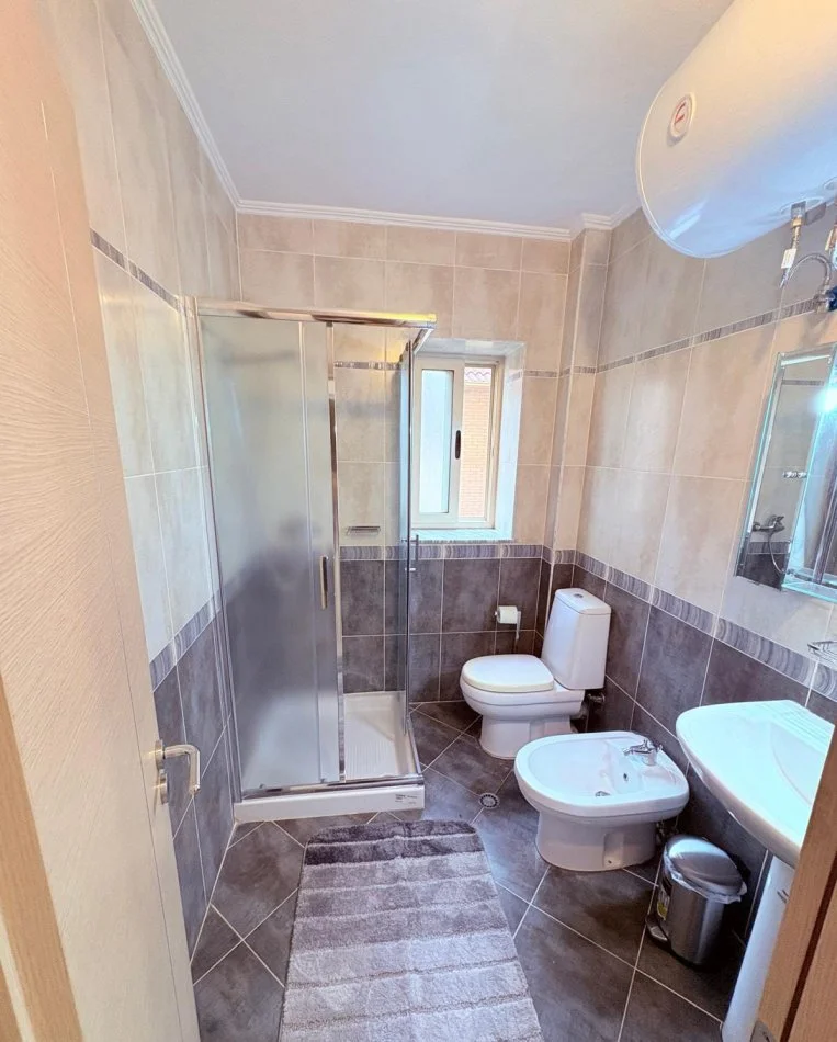 Tirane, jepet me qera apartament 1+1+Ballkon Kati 3, 60 m² 510 € (Rr Elbasanit)