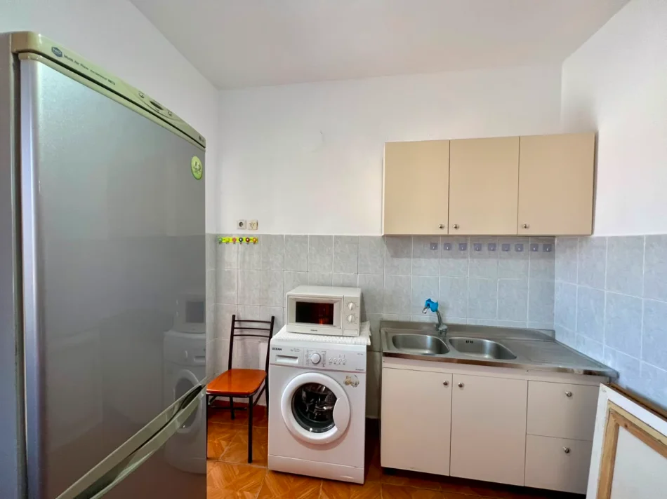 Tirane, jepet me qera apartament 2+1+Ballkon Kati 4, 80 m² 600 € (Shkolla e Kuqe)