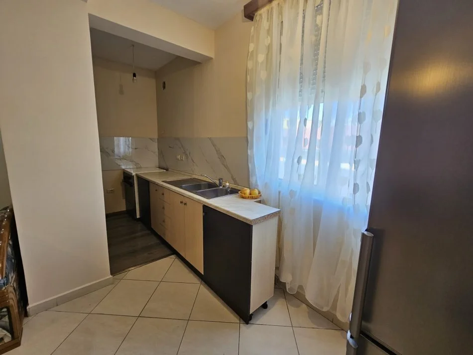 Tirane, jepet me qera apartament 2+1+Ballkon Kati 3, 90 m² 450 € (Rruga eduart mano)