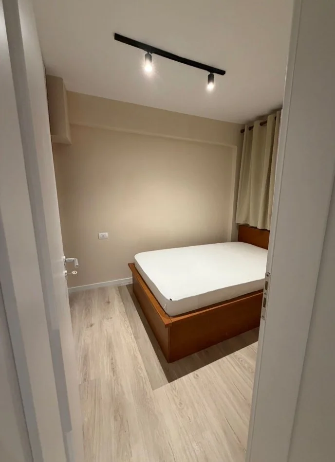 Tirane, jepet me qera apartament 2+1 Kati 1, 55 m² 500 € 