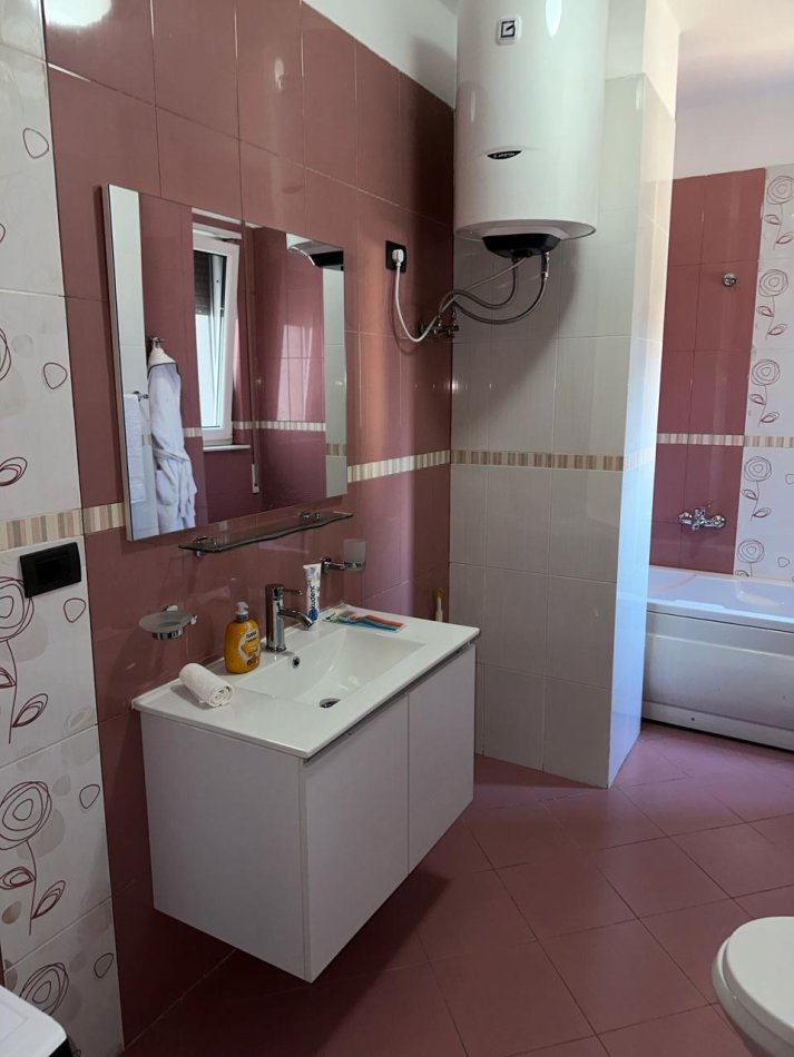 Tirane, jepet me qera apartament 3+1 Kati 5, 130 m² 700 € (Xhamlliku)