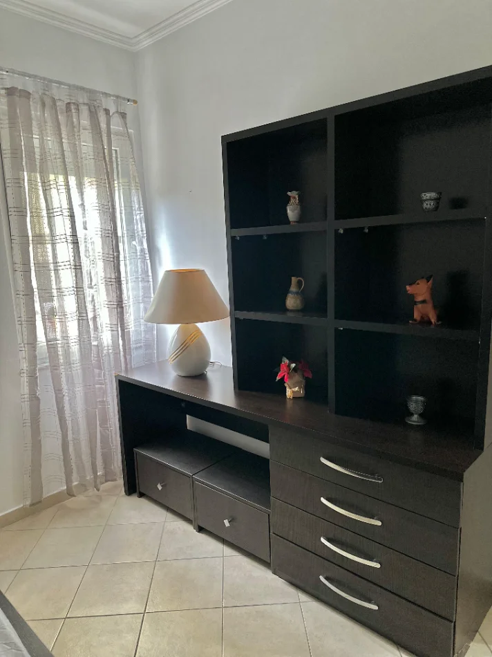 Tirane, jepet me qera apartament 2+1 Kati 2, 75 m² 500 € (Përballë Restorant Freskut)