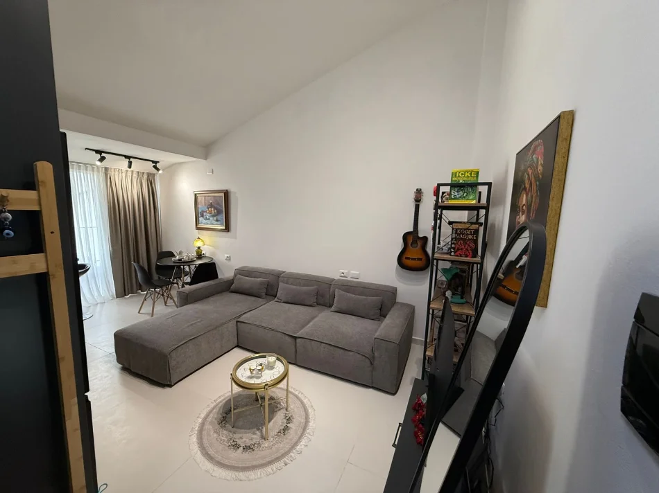 Tirane, shitet apartament 1+1 Kati 5, 65 m² 105.000 € (2 Luanet ne Linze)