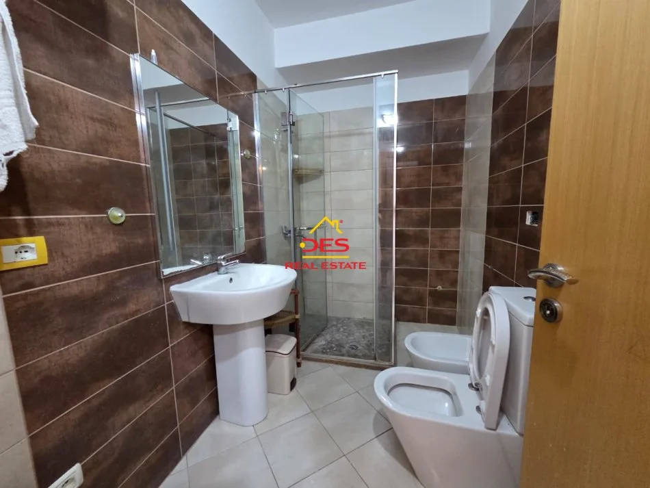 Vlore, jepet me qera apartament 2+1+Ballkon Kati 6, 95 m² 350 € (Rruga Demokracia)