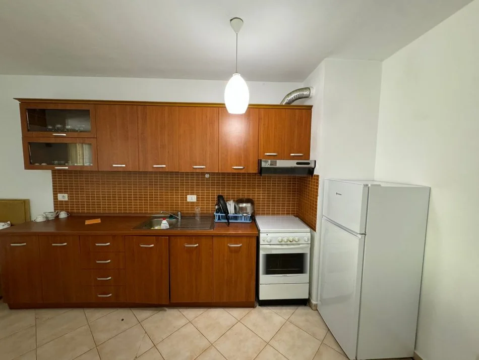 Durres, jepet me qera apartament 2+1+Ballkon Kati 4, 80 m² 400 € 