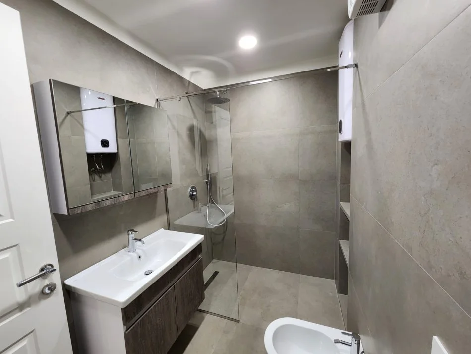 Tirane, jepet me qera apartament 2+1 , 120 m² 1.200 € (ne Qender)