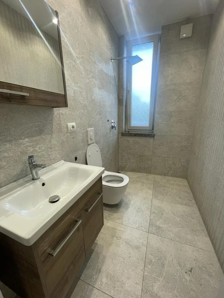 Tirane, jepet me qera apartament 2+1+Ballkon Kati 1, 63 m² 700 € (Stadiumi Dinamo)