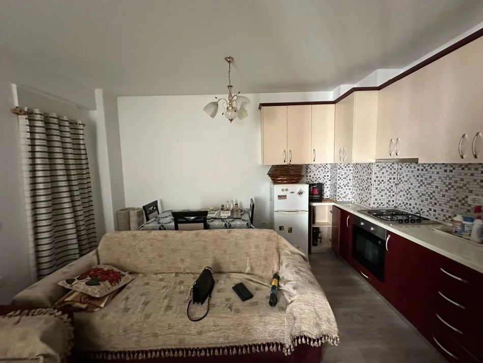 Tirane, jepet me qera apartament 1+1+Ballkon Kati 4, 55 m² 450 € (tek 21-Dhjetori)