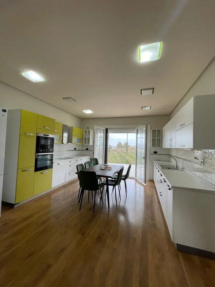 Tirane, jepet me qera shtepi 2 Katshe Kati 2, 300 m² 2.000 € (Rruga e vilave)