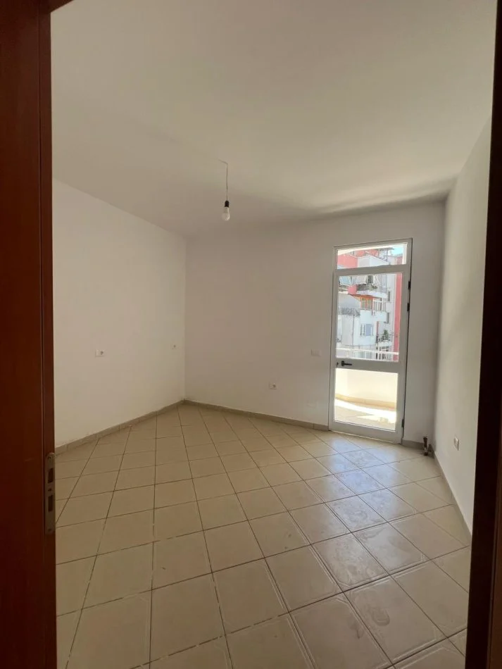 Tirane, shitet apartament 1+1+Ballkon Kati 4, 59 m² 78.000 € (Restorant Fresku, tek Sparkly Paws)