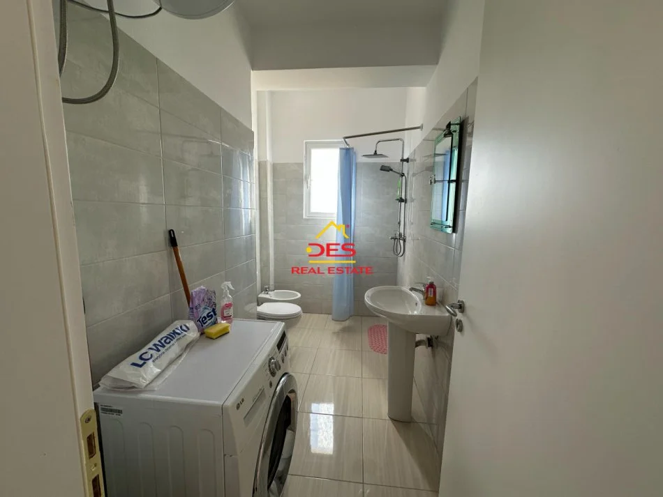 Vlore, jepet me qera apartament 2+1+Ballkon Kati 7, 108 m² 500 € (Rr Sazani)