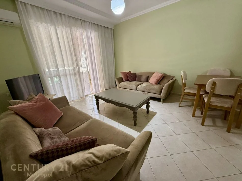 Tirane, jepet me qera apartament 1+1+Ballkon Kati 5, 70 m² 500 € (Komuna e Parisit)