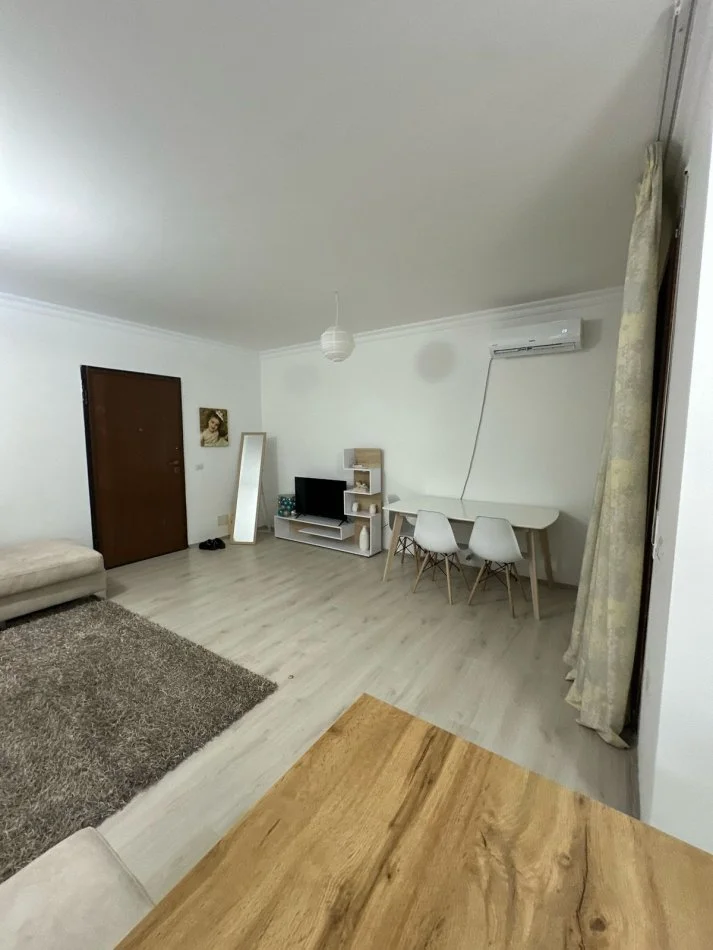 Tirane, jepet me qera apartament 1+1+Ballkon Kati 1, 61 m² 450 € (Kopshti Botanik, pranë xhamisë së Selitës)
